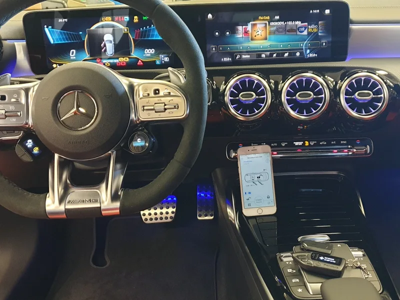 Interiér Mercedesu-AMG s aplikací a ovladačem Pandory Professional