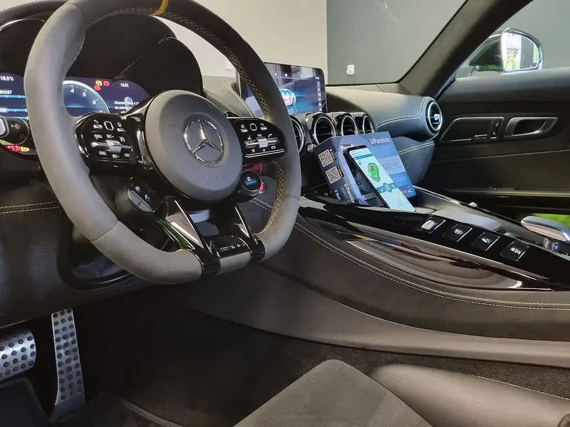 Interiér Mercedesu-AMG GT R během instalace zabezpečení a dálkového startu