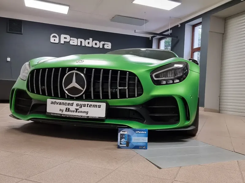Přední pohled na Mercedes-AMG GT R při instalaci Pandory v dílně ASBT