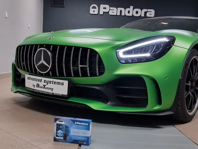Mercedes-AMG GT R s rozsvícenými předními světlomety
