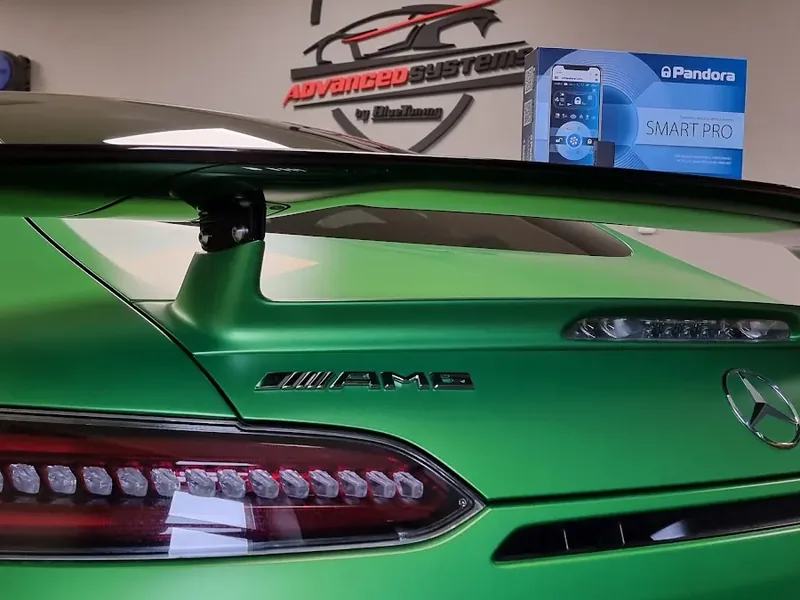 Zadní křídlo a označení AMG na Mercedesu GT R