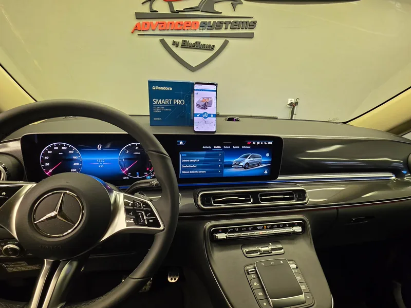 Pohled do interiéru Mercedesu-Benz Třídy V s volantem, palubní deskou a displeji.