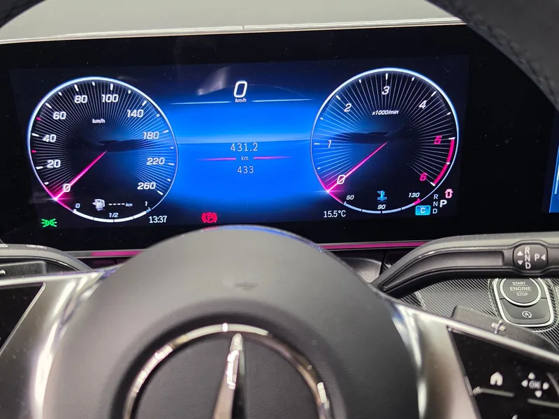 Přístrojový štít nového Mercedesu-Benz Třídy V ukazuje celkový nájezd 433 km.