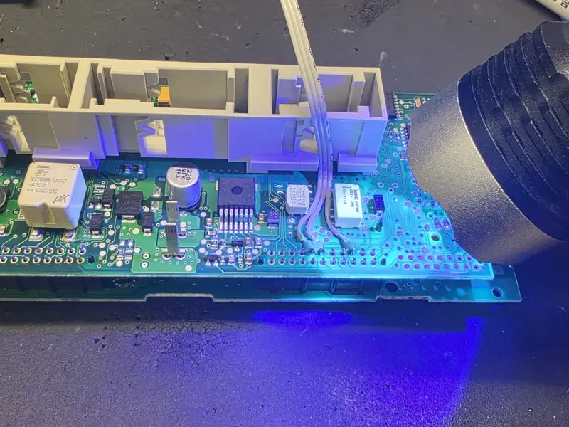 Detail elektronické práce na ovládacím panelu pod mikroskopem