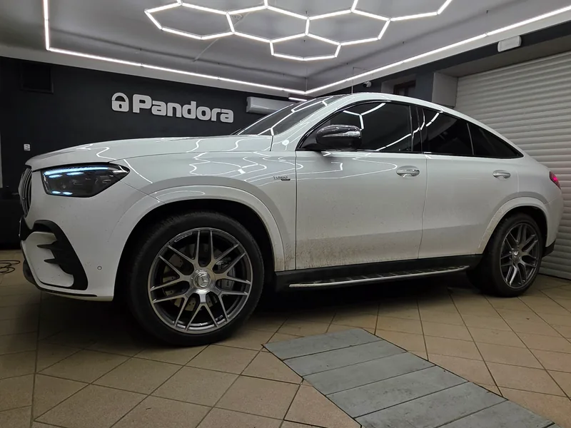 Mercedes-AMG GLE 43 Coupé z předního bočního pohledu v dílně ASBT.