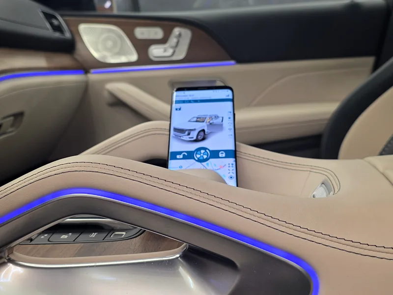 Telefon s aplikací Pandora na středové konzole Mercedesu-AMG GLE 43.