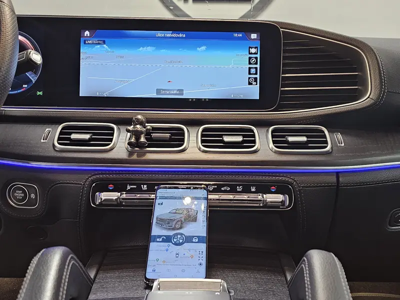 Interiér Mercedes-Benz GLS s aplikací zabezpečení Pandora