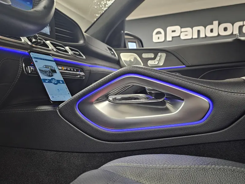 Detail interiéru Mercedes-Benz GLS po instalaci zabezpečení Pandora Smart Pro