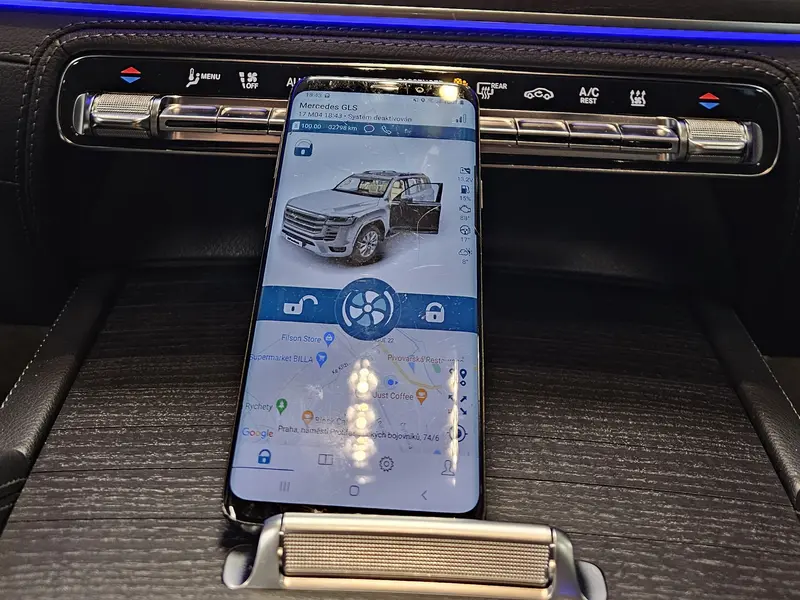 Celý telefon s aplikací Pandora ve voze Mercedes-Benz GLS