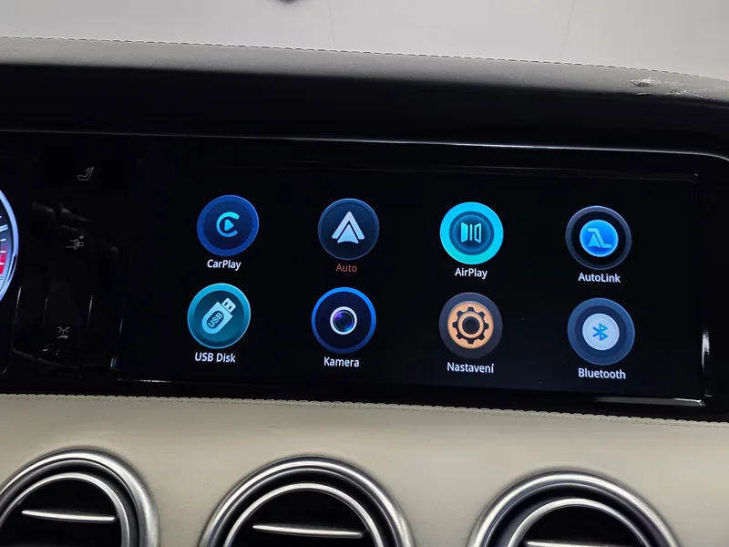 Nabídka CarPlay a Android Auto na původním displeji Mercedesu třídy S Cabriolet A217