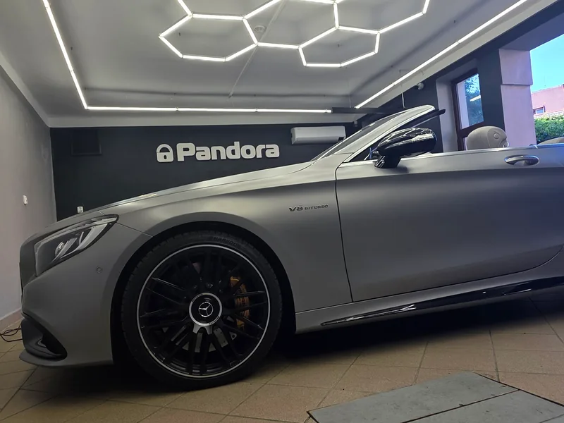 Mercedes-Benz třídy S Cabriolet A217 při montáži CarPlay a Android Auto
