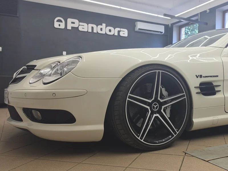 Mercedes SL 55 AMG v dílně ASBT při instalaci zabezpečení Pandora Elite