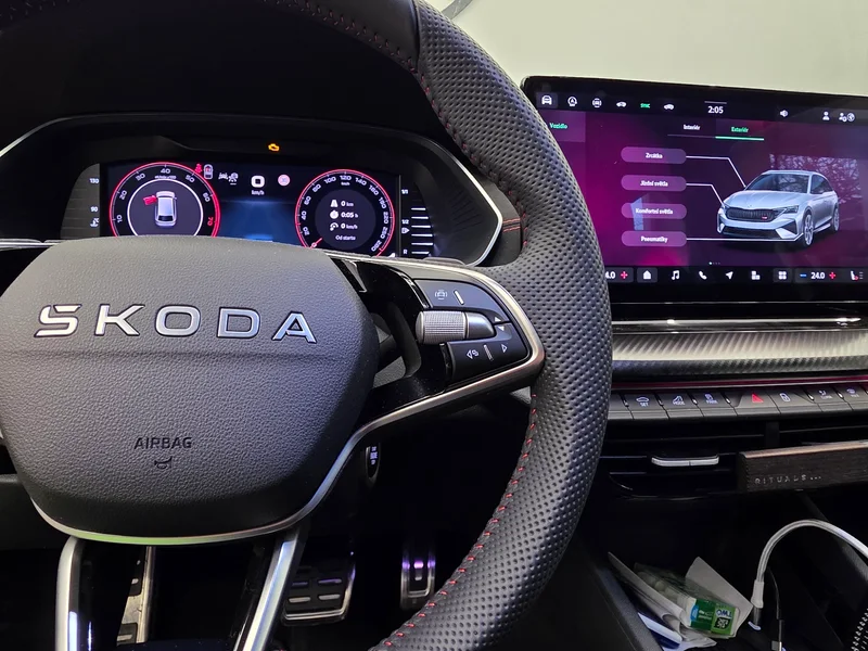 Interiér Škody Octavia RS IV s digitální přístrojovou deskou