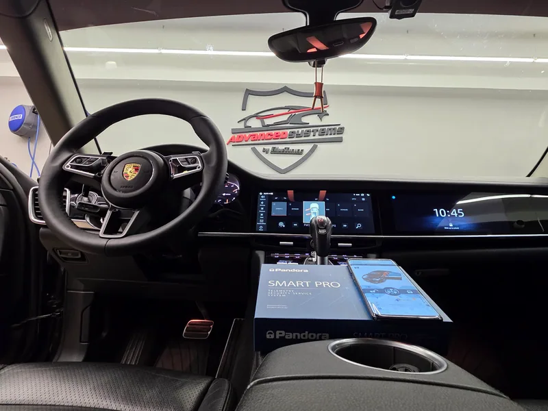 Interiér Porsche Panamera po instalaci Pandora Smart Pro