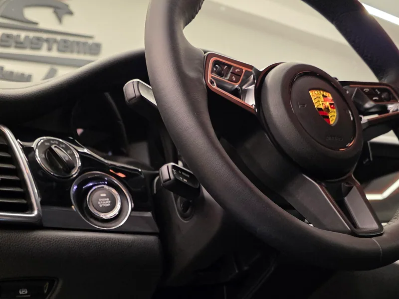 Startovací tlačítko vedle volantu Porsche Panamera