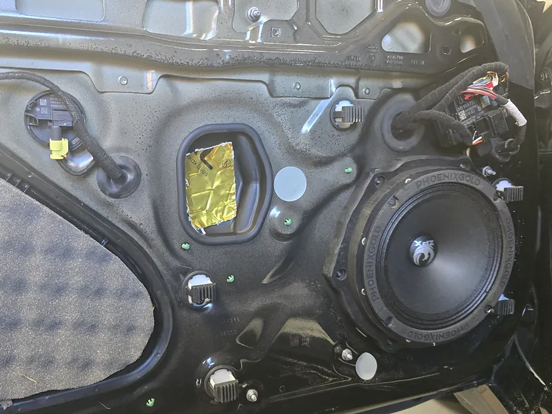 Reproduktor Phoenix Gold osazený ve vytlumených dveřích Porsche 911 Carrera S