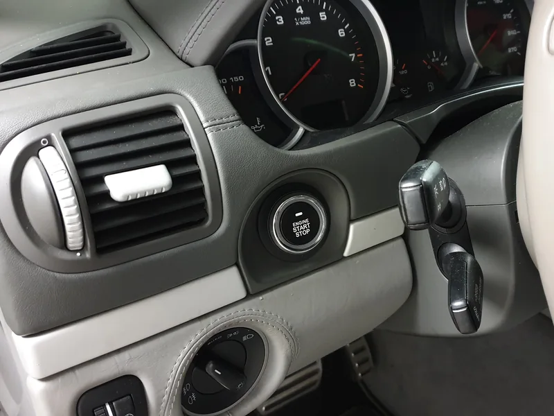 Dodatečné startovací tlačítko nad původní spínací skříňkou Porsche Cayenne GTS