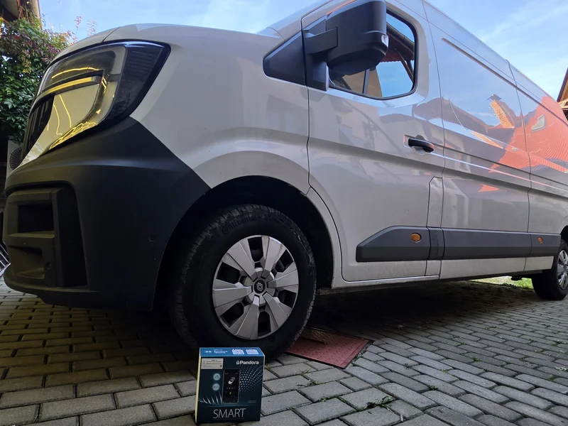 Nový Renault Master stavební firmy se systémem Pandora SMART v dílně ASBT