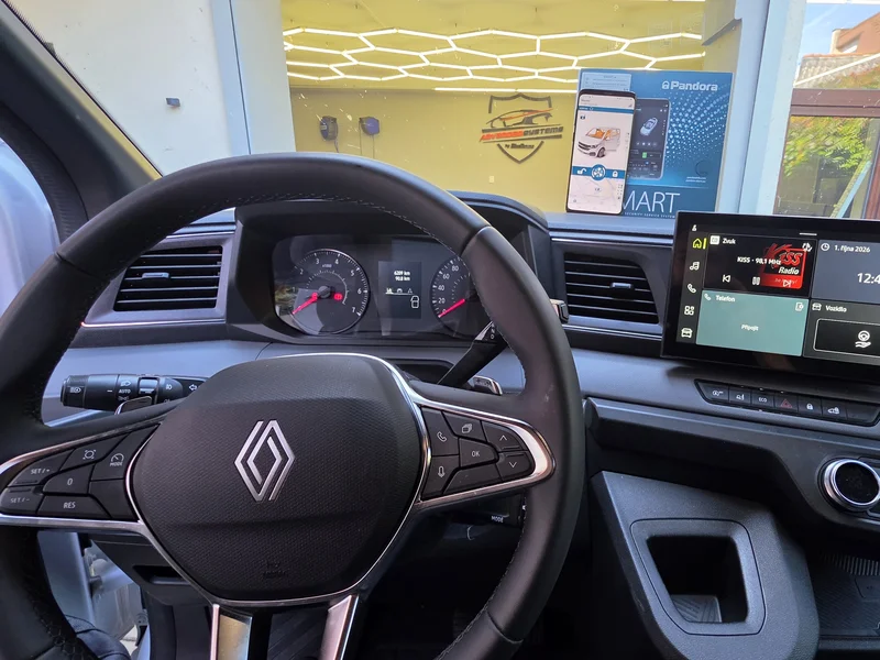 Kabina Renaultu Master s telefonem a systémem Pandora SMART