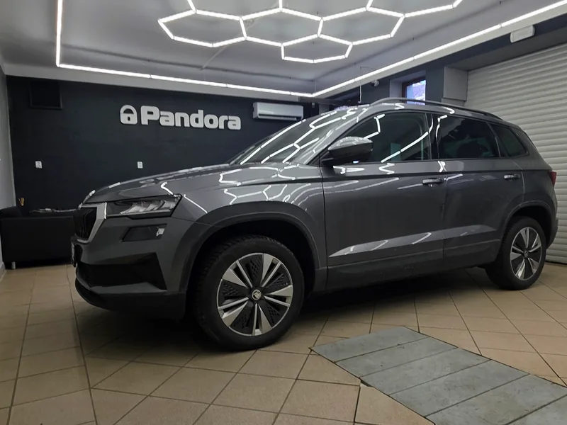 Škoda Karoq 2023 vybavená dálkovým startem a ovládáním klimatizace přes Pandoru