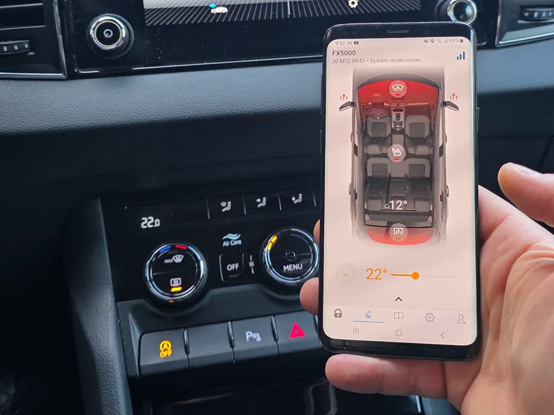 Telefon s ovládáním klimatizace a vyhřívání v aplikaci Pandora uvnitř Škody Karoq