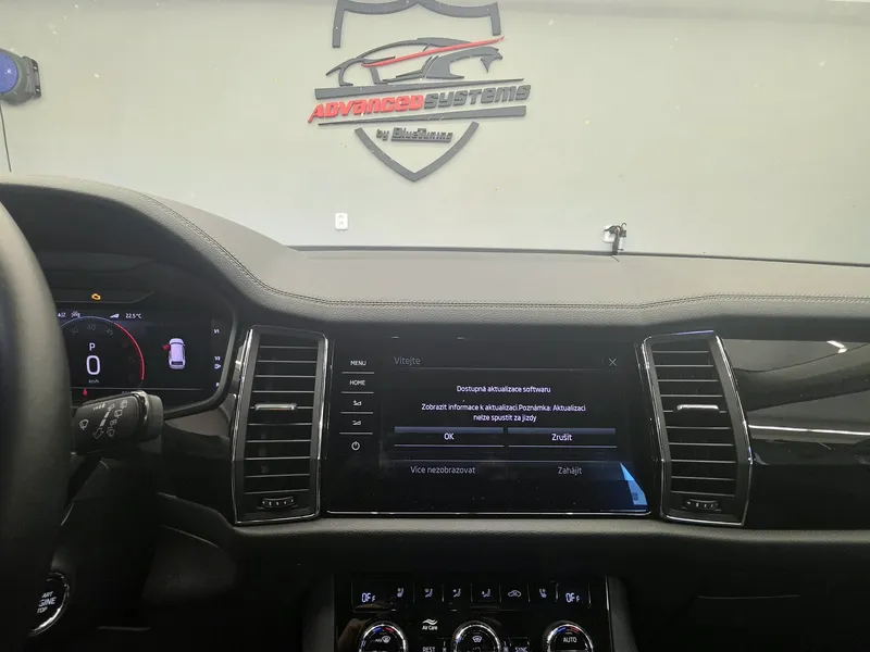 Infotainment Škoda Kodiaq s hláškou o dostupné aktualizaci softwaru a chybou Background System Services