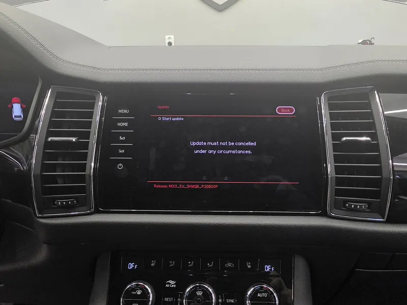 Servisní aktualizace infotainmentu MIB3 ve voze Škoda Kodiaq s upozorněním, že proces nelze přerušit