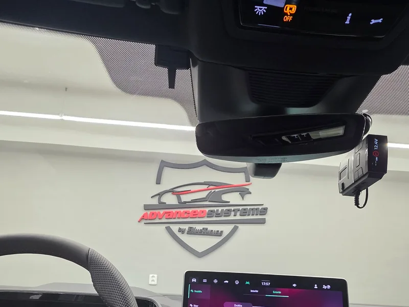 Antiradar u zpětného zrcátka Škody Kodiaq s ovládáním zapnutí a vypnutí přes Pandoru