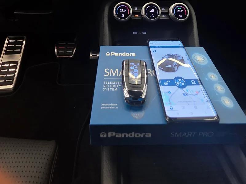 Dvoucestný ovladač Pandora D-061 a telefon s aplikací na sadě Pandora Smart Pro