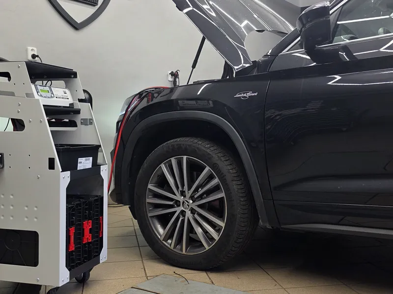 Škoda Kodiaq připojená ke stabilizovanému dílenskému zdroji během aktualizace infotainmentu