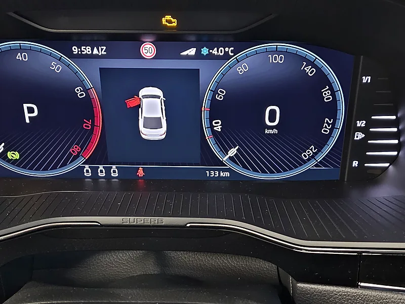 Přístrojový štít nové Škody Superb III s nájezdem 133 kilometrů