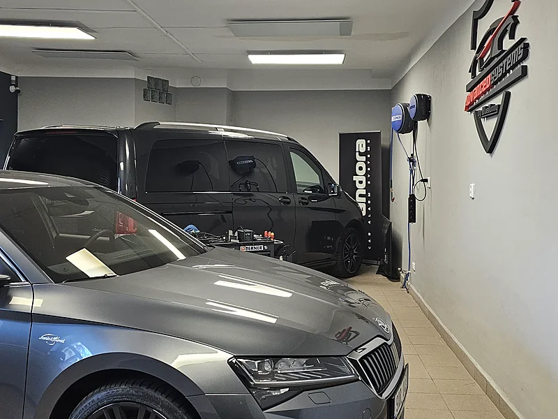 Nová Škoda Superb III při montáži zabezpečení Pandora Smart