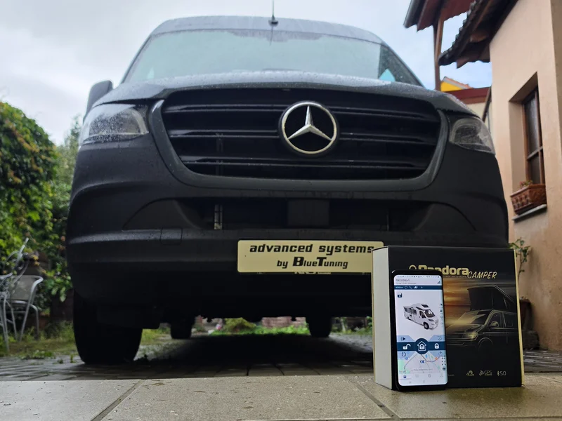 Mercedes-Benz Sprinter KRS před dílnou ASBT s ukázkou systému Pandora CAMPER V2