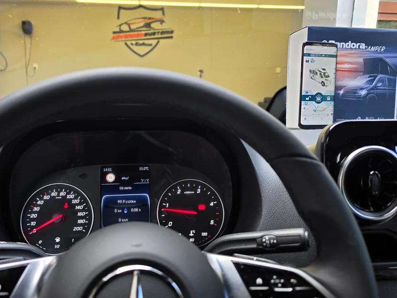 Interiér Mercedes-Benz Sprinter KRS a mobilní aplikace Pandora