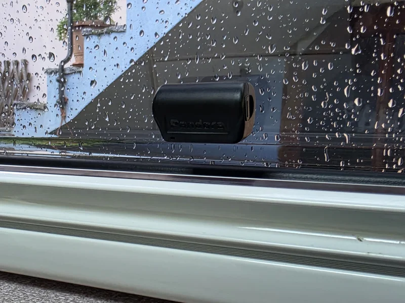 Detail zabezpečení oken obytného Mercedes-Benz Sprinter KRS