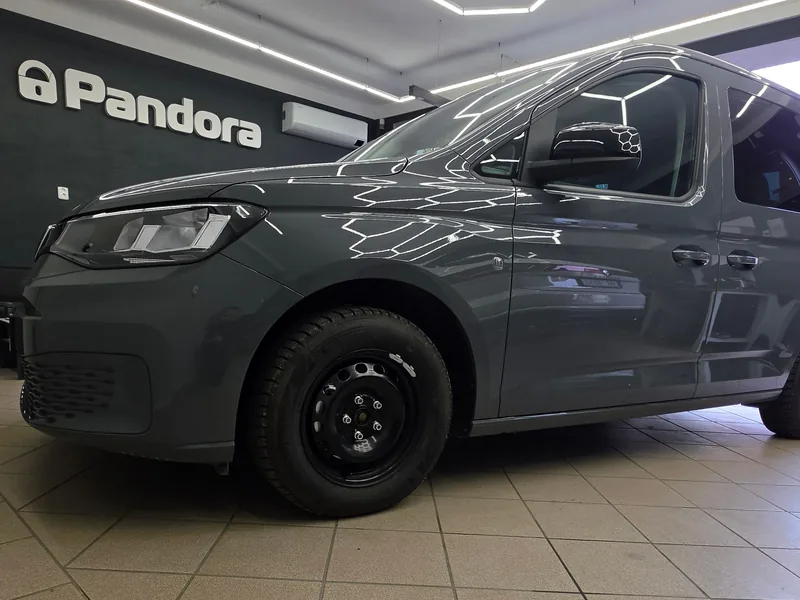 Přední boční pohled na Volkswagen Caddy v dílně ASBT.