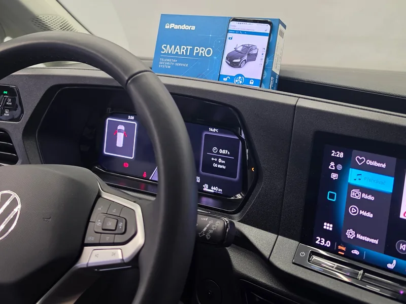 Volant a přístrojová deska Volkswagenu Caddy se sadou Pandora Smart Pro.