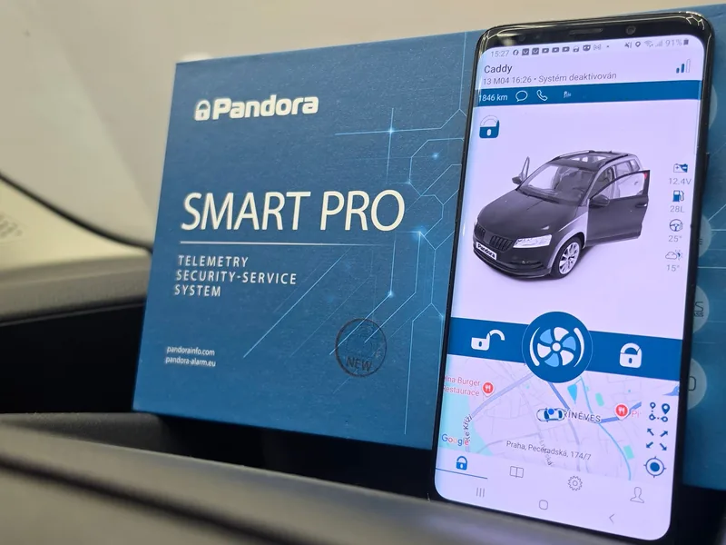 Sada Pandora Smart Pro a telefon s aplikací Pandora ve Volkswagenu Caddy.