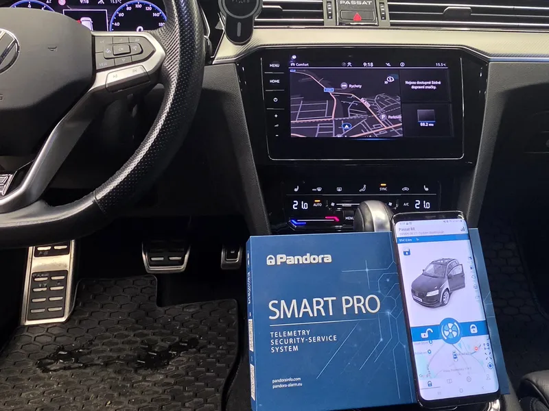 Interiér Volkswagenu Passat B8 s balením Pandora Smart Pro a mobilní aplikací