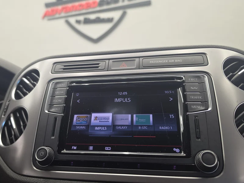 Displej MIB2 ve Volkswagenu Tiguan po opravě s časem 12:05