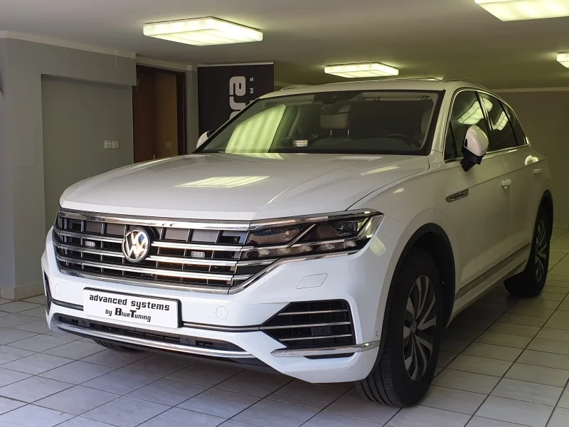 Bílý Volkswagen Touareg zabezpečený systémem Pandora Smart