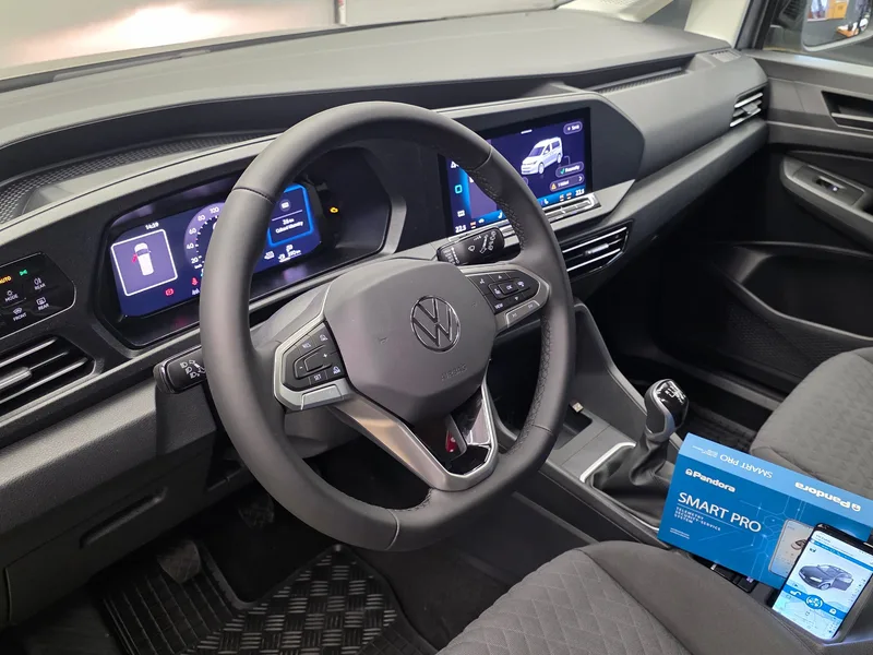 Interiér Volkswagenu Caddy po montáži zabezpečení Pandora Smart Pro.