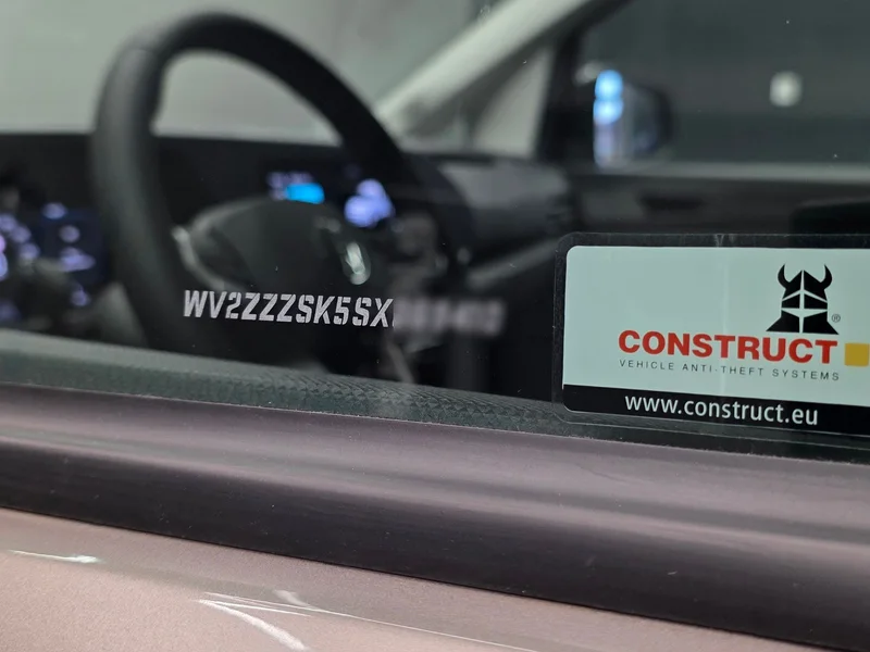VIN vypískovaný na skle Volkswagenu Caddy; závěr kódu je znečitelněný kvůli ochraně majitele.