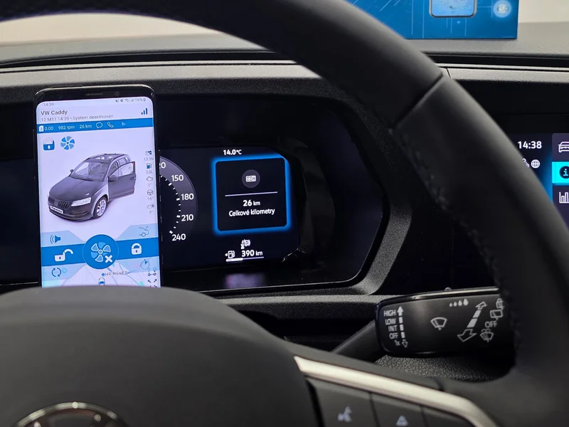 Přístrojová deska nového Volkswagenu Caddy ukazuje 26 celkových kilometrů.