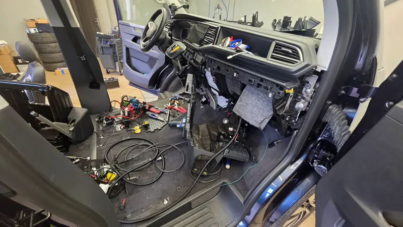 Rozebraný interiér VW Multivanu při instalaci přípojky 230 V a nabíjení baterií