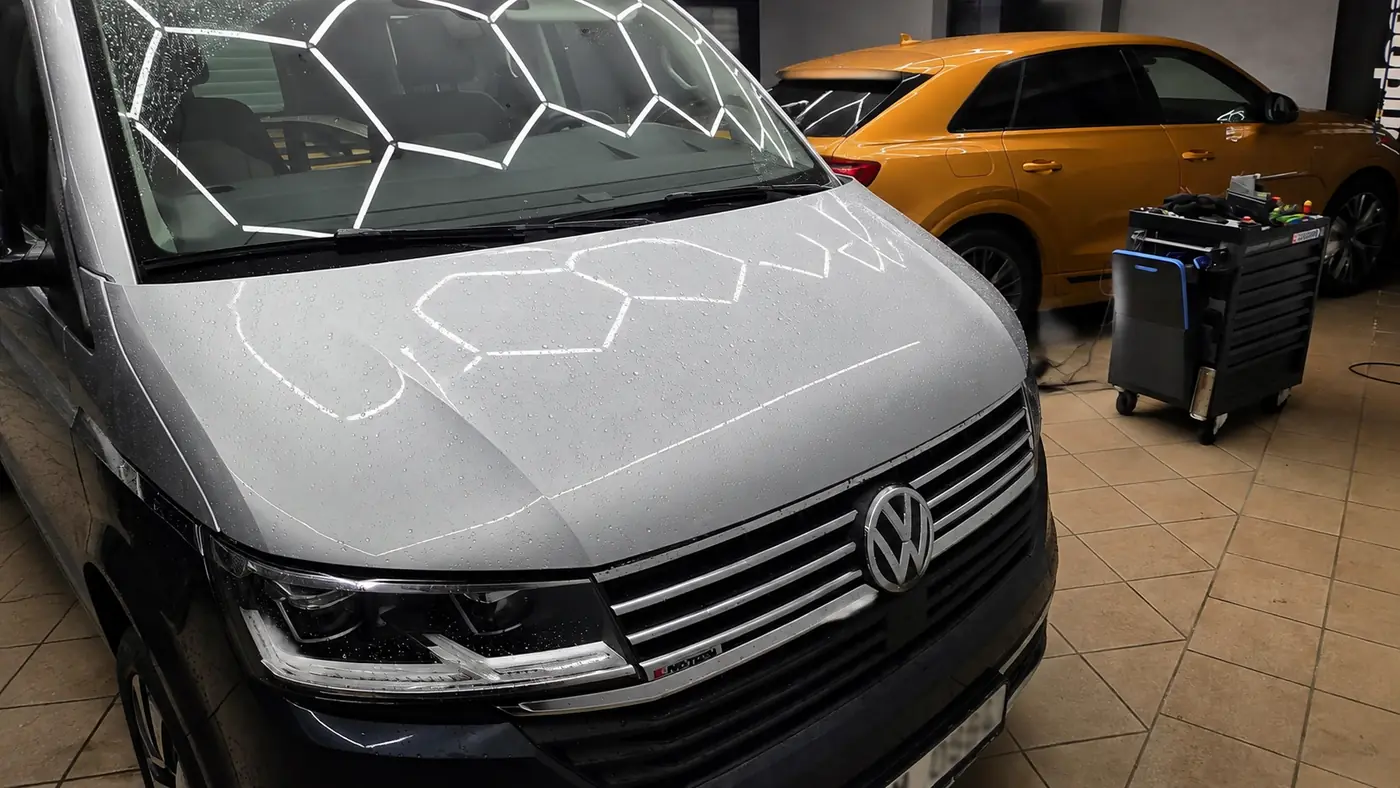 VW Multivan: přípojka 230 V do kempu a nabíjení baterií Victron