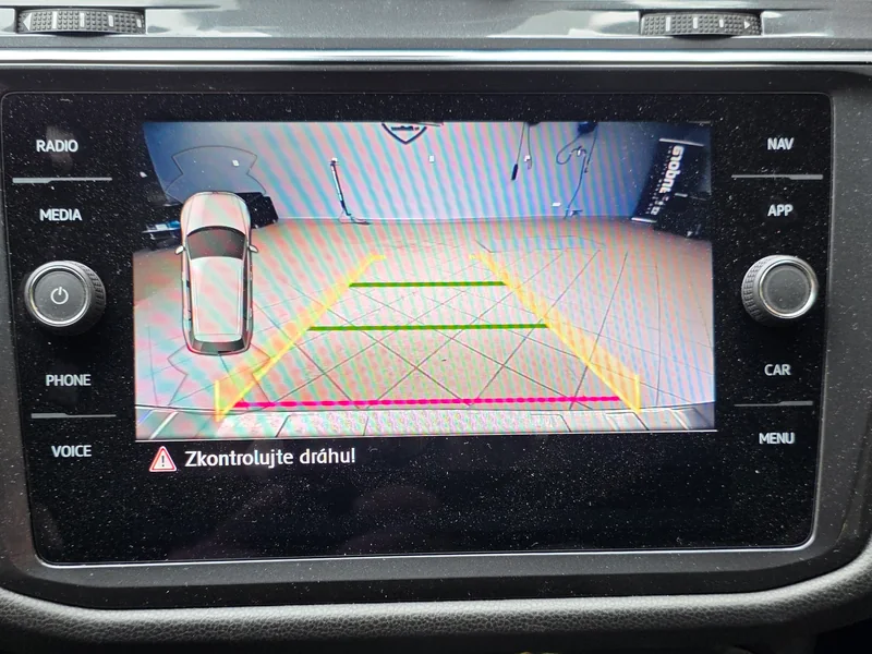 Obraz kamery High s vodicími čárami na původním infotainmentu VW Tiguan II