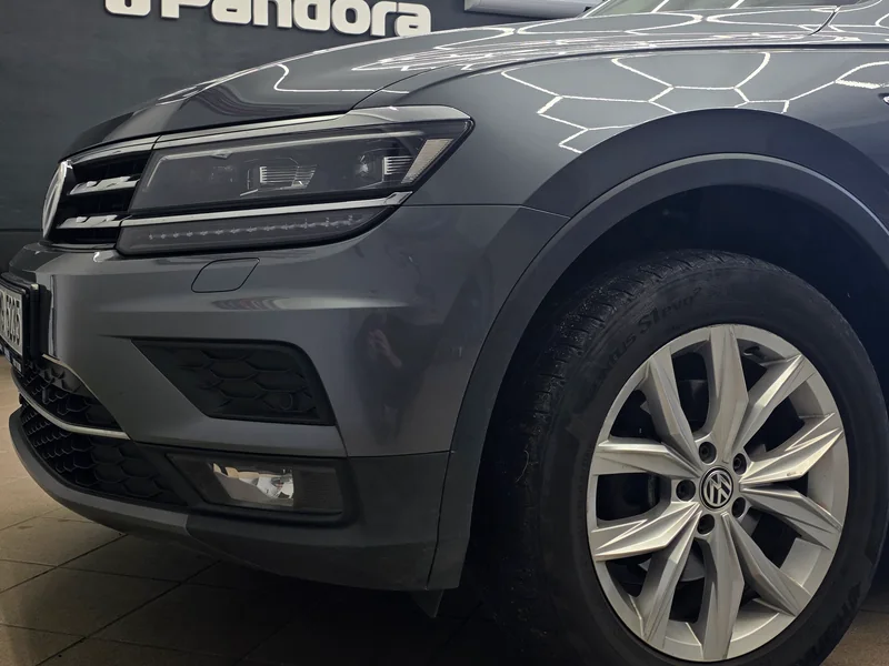Volkswagen Tiguan II při dodatečné montáži originální parkovací kamery