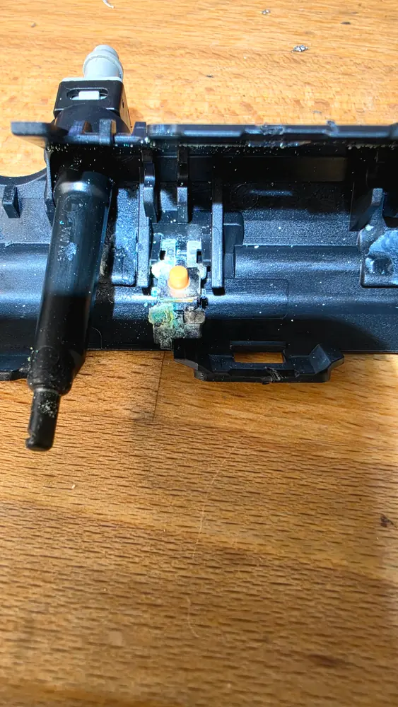 Zkorodovaný mikrospínač otevírání kufru VW Touareg před opravou